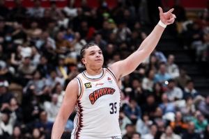 媒体人：上海已与洛夫顿完成续约 后者下赛季年薪将达七位数美元