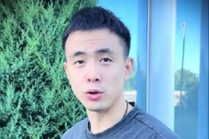 王君瑞晒赵继伟日常：嗓子经过治疗有好转 解说男篮比赛