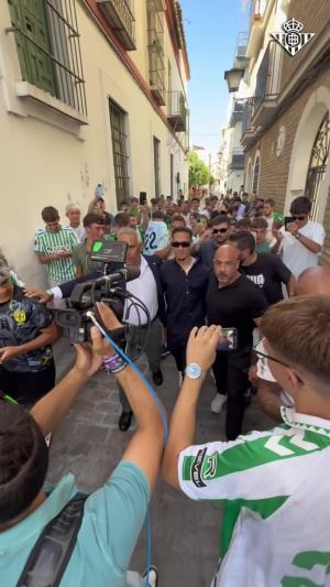 你们的圆神回来了！安东尼被球迷一路热情跟拍，左右各一保镖开路